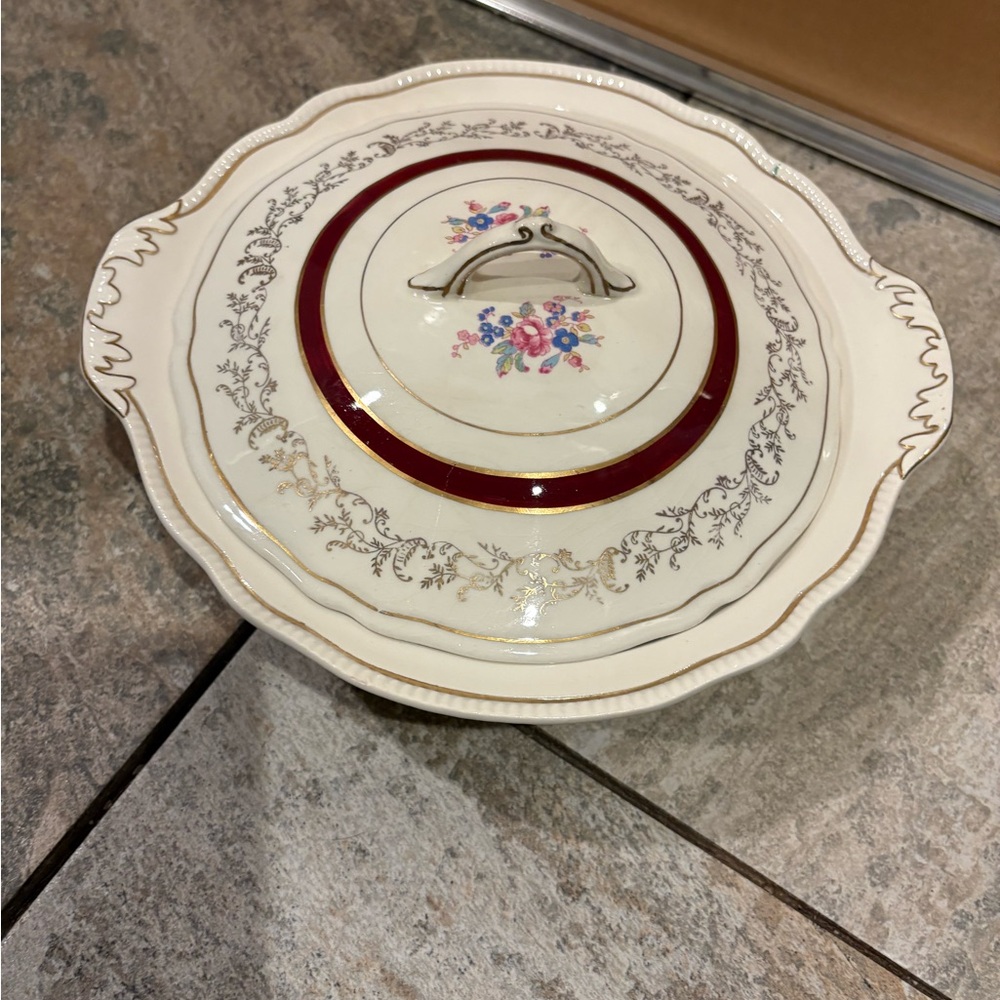 Sovereign Potters Canada 🇨🇦 collectible.vintage.Elegant Floral Lidded Dish.